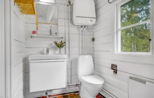een witte badkamer met een toilet en een raam bij 3 Bedroom Pet Friendly Home In Frederiksvrk in Frederiksværk