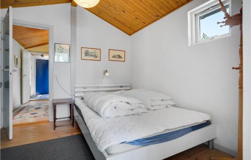 - une chambre avec un lit doté de draps blancs et une fenêtre dans l'établissement Amazing Home In Ebeltoft With Wifi, à Ebeltoft