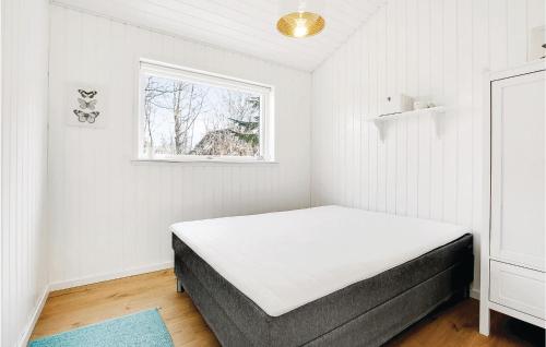 Postel nebo postele na pokoji v ubytování Amazing Home In Glesborg With Sauna