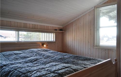 Bjerregårdにある2 Bedroom Amazing Home In Hvide Sandeのベッドルーム1室(窓2つ付)