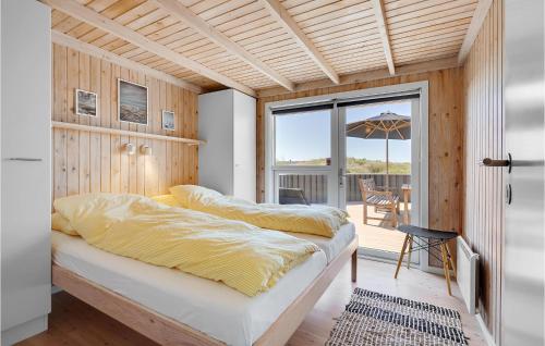 GrønhøjにあるLovely Home In Lkken With Kitchenのベッドルーム(ベッド1台付)、バルコニーが備わります。