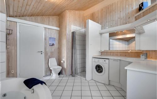 GrønhøjにあるLovely Home In Lkken With Kitchenのバスルーム(洗面台、洗濯機付)