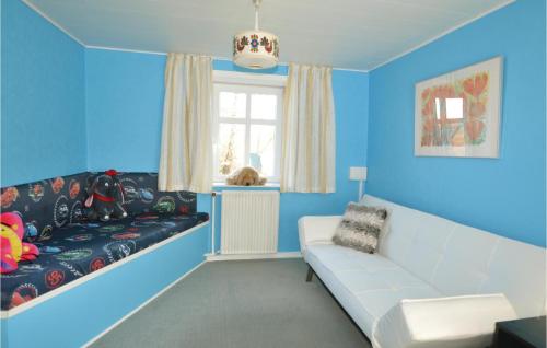 HemmetにあるBeautiful Home In Hemmet With 3 Bedroomsの青いリビングルーム(ソファ、窓付)