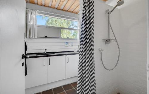 uma casa de banho com um chuveiro, um lavatório e uma janela em Gorgeous Home In Humble With Wifi em Humble