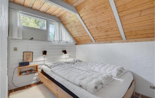 un grande letto in una camera con soffitto in legno di Gorgeous Home In Humble With Wifi a Humble