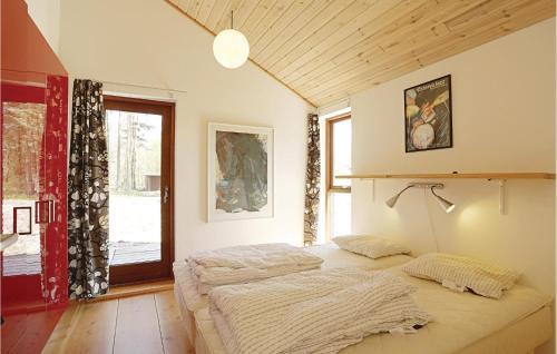 Vester Sømarkenにある3 Bedroom Stunning Home In Aakirkebyのベッドルーム1室(ベッド2台、大きな窓付)
