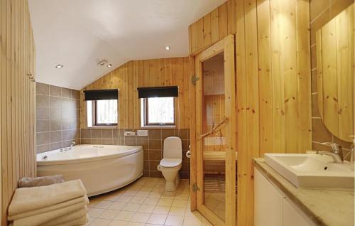 Vester Sømarkenにある3 Bedroom Stunning Home In Aakirkebyのバスルーム(バスタブ、トイレ、シンク付)