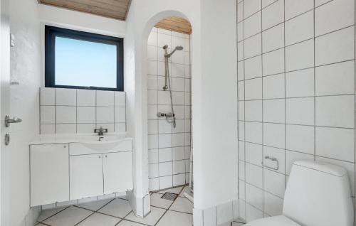 ein weißes Bad mit einem WC und einem Waschbecken in der Unterkunft Cozy Home In Knebel With Wifi in Skødshoved Strand