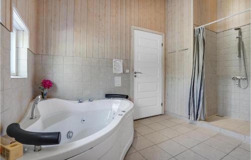 Koupelna v ubytování 4 Bedroom Lovely Home In Vggerlse