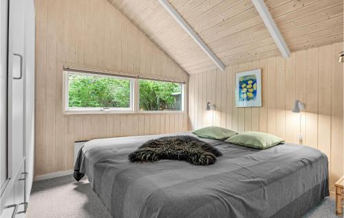 Un pat sau paturi într-o cameră la Beautiful Home In Grenaa With Sauna
