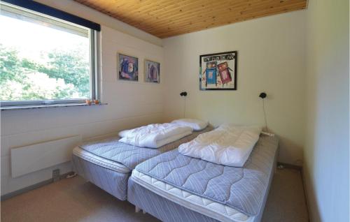 מיטה או מיטות בחדר ב-3 Bedroom Stunning Home In Hjerm