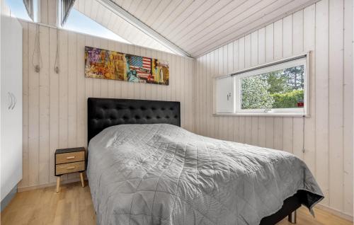 1 dormitorio con cama y ventana en Nice Home In Nykbing Sj With Wifi, en Nyrup