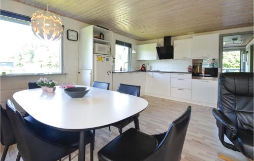 Kuchyň nebo kuchyňský kout v ubytování Three-Bedroom Holiday Home In Hjerm