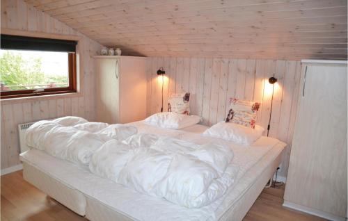 מיטה או מיטות בחדר ב-Cozy Home In Tarm With Sauna