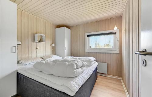 1 dormitorio con 1 cama grande y edredón blanco en Stunning Home In Rudkbing With 3 Bedrooms, Sauna And Wifi, en Spodsbjerg