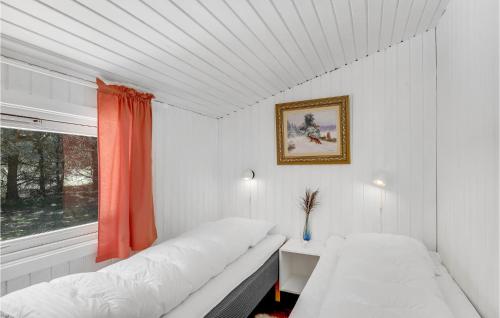 Vester SømarkenにあるAwesome Home In Aakirkeby With 3 Bedrooms And Wifiの白い部屋で、ベッド2台、窓が備わります。