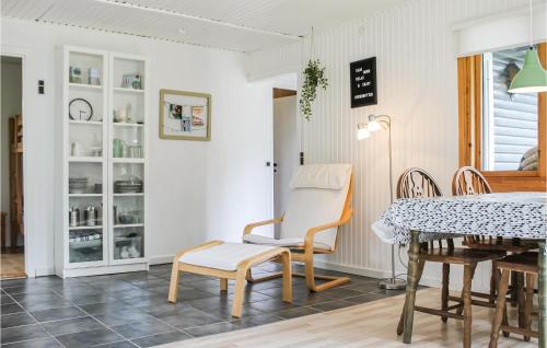une salle à manger avec une table et des chaises dans l'établissement Two-Bedroom Holiday Home In Storvorde, à Storvorde
