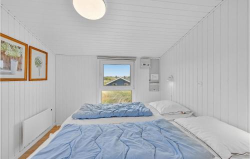 BjerregårdにあるGorgeous Home In Hvide Sande With Wifiの窓付きの白い部屋のベッド1台