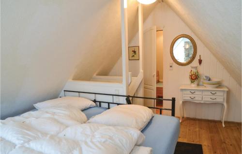 um quarto com uma cama com almofadas em Lovely Home In Give With House A Panoramic View em Give