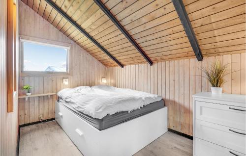um quarto com uma cama num quarto de madeira em 3 Bedroom Beautiful Home In Rm em Bolilmark