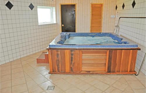 baño con bañera de hidromasaje y suelo de baldosa en Lovely Home In Nordborg With Wifi en Nordborg