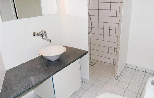 ノーポにあるNice Home In Nordborg With 10 Bedrooms, Sauna And Wifiの白いバスルーム(洗面台、トイレ付)
