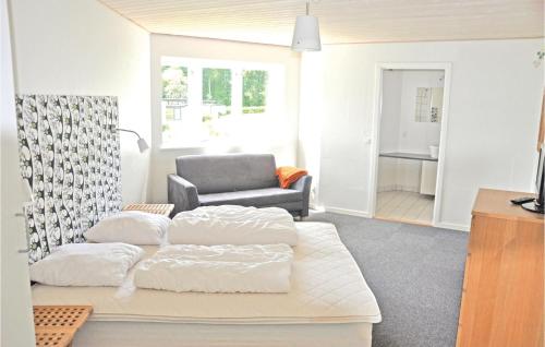 ノーポにあるNice Home In Nordborg With 10 Bedrooms, Sauna And Wifiのリビングルーム(ソファ、椅子付)