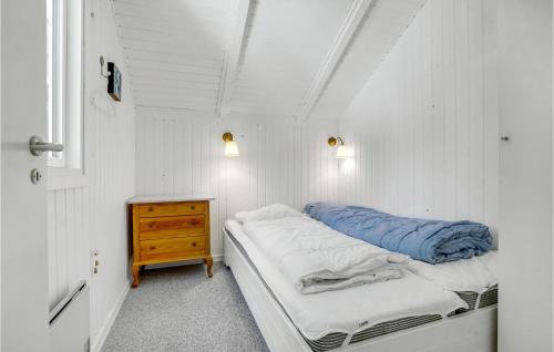 HemmetにあるStunning Home In Hemmet With 2 Bedrooms And Wifiのベッド1台とナイトスタンド付きの小さな部屋です。