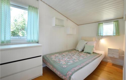 ein kleines Schlafzimmer mit einem Bett und einem Fenster in der Unterkunft Beautiful Home In Slagelse With Kitchen in Slagelse