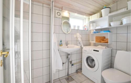 ein Badezimmer mit einer Waschmaschine und einem Waschbecken in der Unterkunft Beautiful Home In Slagelse With Kitchen in Slagelse