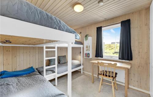 Bjerregårdにある3 Bedroom Gorgeous Home In Hvide Sandeのベッドルーム(二段ベッド1組、デスク付)