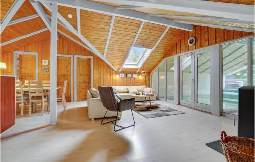 un soggiorno con un divano e un tavolo di Beautiful Home In Sydals With Sauna a Neder Lysabild