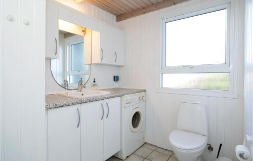 Koupelna v ubytování 3 Bedroom Beautiful Home In Hjrring