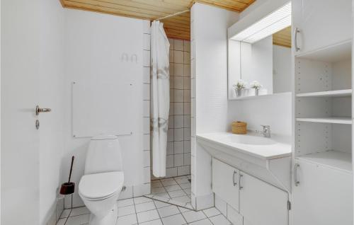 ein weißes Bad mit einem WC und einem Waschbecken in der Unterkunft Lejl, 302, 1, Sal in Fanø