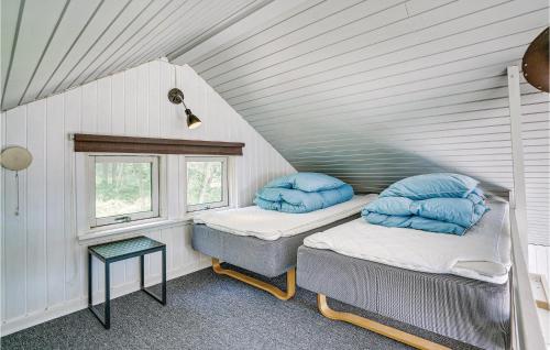 ein kleines Zimmer mit 2 Betten und einem Fenster in der Unterkunft Awesome Home In Broager With 2 Bedrooms And Wifi in Skelde