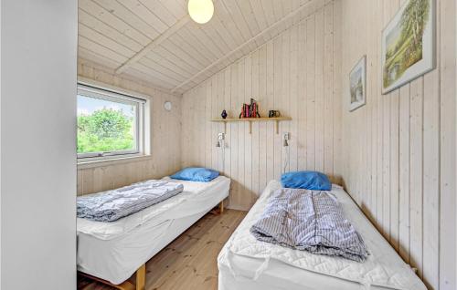 SkælskørにあるAwesome Home In Sklskr With 4 Bedrooms And Wifiの窓付きの小さな部屋のベッド2台