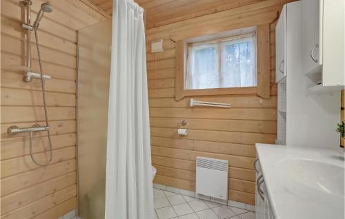 y baño con ducha y lavamanos. en 3 Bedroom Nice Home In Hjslev, en Højslev