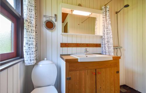 Ett badrum på 3 Bedroom Stunning Home In Toftlund