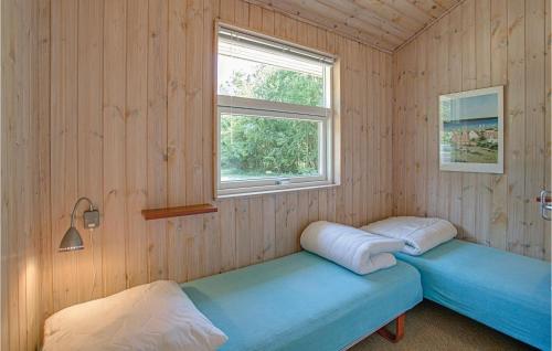 HasleにあるRubinsen Skovhuseのベッド2台と窓が備わる客室です。