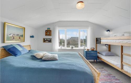 um quarto com uma cama e um beliche em 3 Bedroom Stunning Home In lbk em Ålbæk