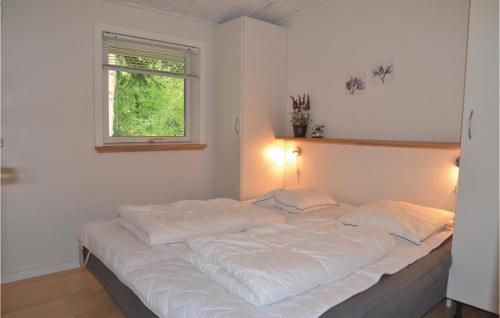 AnsagerにあるBeautiful Home In Ansager With Wifiの窓付きの客室で、白い大型ベッド1台が備わります。