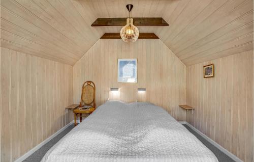1 dormitorio con 1 cama grande y techo en Awesome Home In Blvand With Sauna, en Blåvand