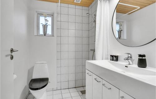 Awesome Home In Kerteminde With Kitchenにあるバスルーム