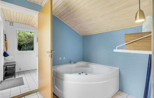 Koupelna v ubytování Gorgeous Home In Tranekr With Kitchen
