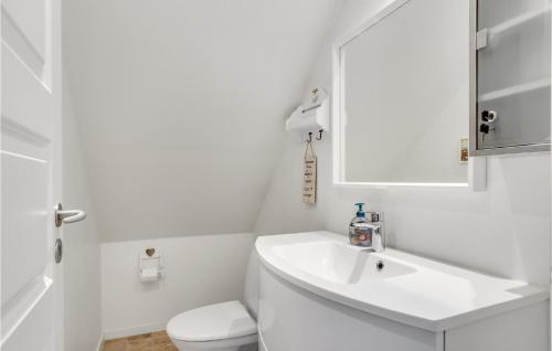 Baño blanco con lavabo y aseo en 3 Bedroom Beautiful Home In Skagen, en Skagen