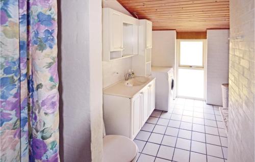 Glesborgにある3 Bedroom Cozy Home In Glesborgの白いバスルーム(洗面台、トイレ付)