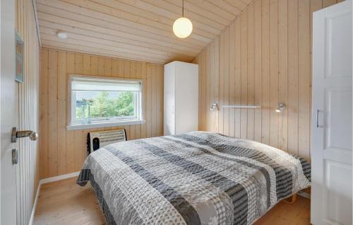 HemmetにあるStunning Home In Tarm With 3 Bedrooms And Saunaの窓付きの部屋にベッド付きのベッドルーム1室があります。