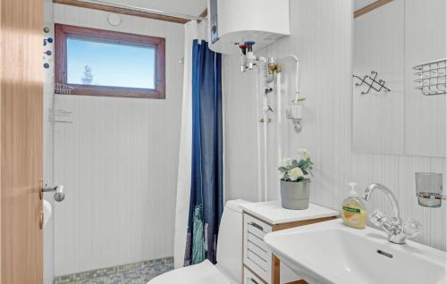 een badkamer met een wastafel, een toilet en een douche bij Beautiful Home In Grsted With Wifi in Græsted