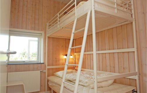 ÅrøsundにあるLovely Home In Haderslev With Wifiの窓付きの部屋の二段ベッド1台分です。