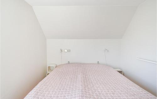Cama en habitación blanca con colchón rosa en Nice Home In Assens With House Sea View, en Assens